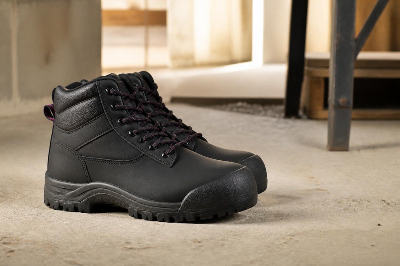 How to find women’s safety boots that fit wide feet