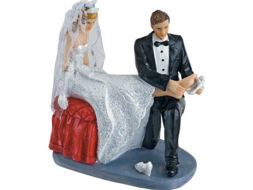 CLUB GREEN Resin Bride/Groom Putting On Shoe, 11 x 12 cm