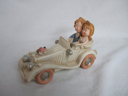 CLUB GREEN Resin Bride and Groom In Car, Ivory, 150 x 70 x 70 mm
