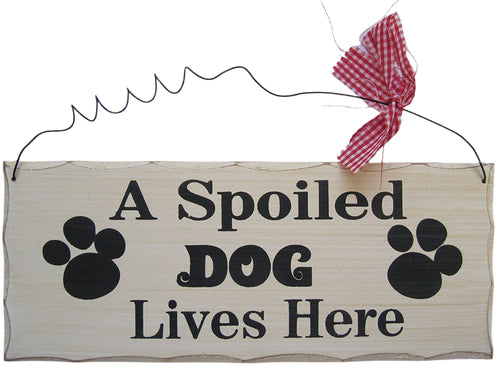 FANTASTIC A SPOILED DOG LIVES HERE SHABBY WOODEN HANGING SIGN PLAQUE & RIBBON