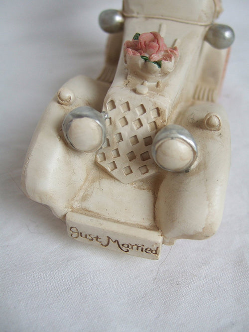 CLUB GREEN Resin Bride and Groom In Car, Ivory, 150 x 70 x 70 mm