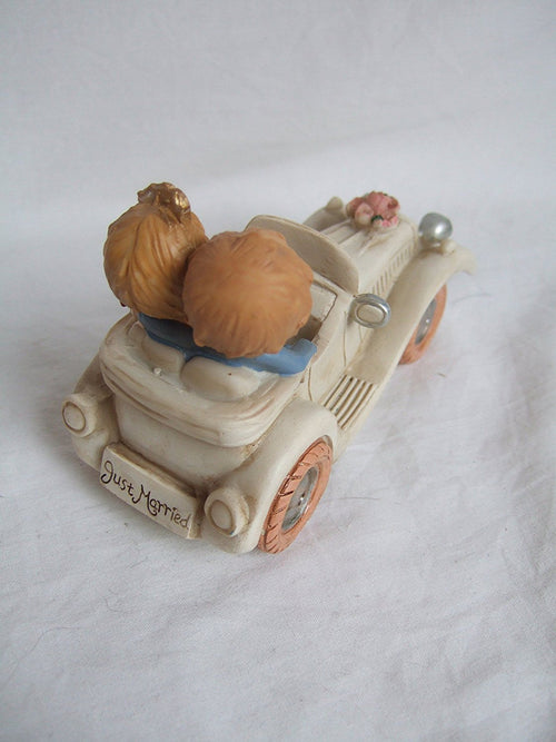 CLUB GREEN Resin Bride and Groom In Car, Ivory, 150 x 70 x 70 mm