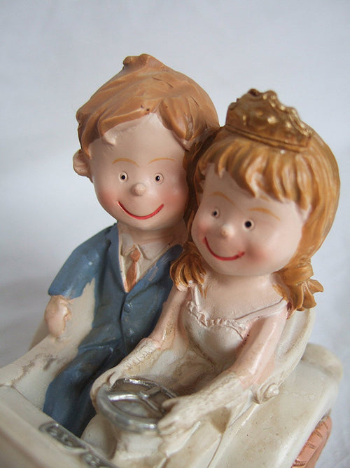 CLUB GREEN Resin Bride and Groom In Car, Ivory, 150 x 70 x 70 mm