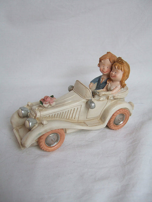 CLUB GREEN Resin Bride and Groom In Car, Ivory, 150 x 70 x 70 mm