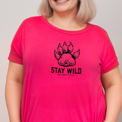 STAY WILD LONG DIPPED HEM T-SHIRT WITH POCKETS